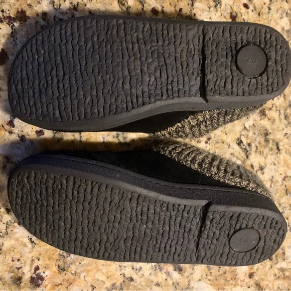 ❎SOLD❎ Clark’s Black and Tan Knit Faux Fur Lined Mules Slippers Women’s Size 9 - Picture 4 of 5